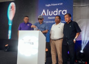 MAHMUD Abbas (tiga kiri) bergambar dengan kediaman Residensi Aludra pada Majlis Pelancaran Residensi Aludra di Cyberjaya. - UTUSAN/FAISOL MUSTAFA