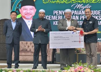 MOHAMED Fadzli Hassan (dua dari kanan) menyampaikan sumbangan insentif berjumlah RM543,000 daripada Kerajaan Kelantan kepada Perbadanan Tabung Pendidikan Tinggi Nasional (PTPTN) pada Majlis Penyampaian Anugerah Kecemerlangan Peperiksaan 2023 di Dewan Besar YIK di Tunjong, Kota Bharu, Kelantan hari ini. UTUSAN/MUSTAQIM MOHAMED