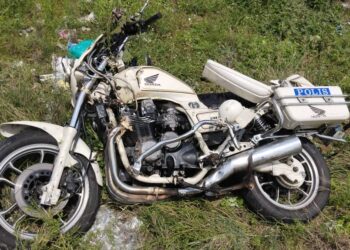 KEADAAN motosikal anggota trafik yang terlibat kemalangan semasa tugasan rasmi kawalan lalu lintas sempena lawatan Menteri Kewangan II, Datuk Seri Amir Hamzah Azizan.
 di Jalan Kubang Panjang, Tumpat, Kelantan hari ini.