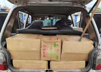 MINYAK masak peket yang dirampas KPDN Kelantan dalam serbuan di tepi jalan Pohon Pulai, Bunohan, Tumpat, Kelantan kelmarin.-IHSAN KPDN Kelantan.