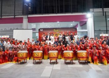SEBAHAGIAN pemalu gendang menunjukkan demo paluan gendang pada majlis pra pelancaran program itu di KLIA2, Sepang.