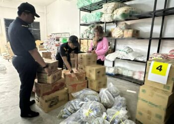 ANGGOTA penguat kuasa KPDN Negeri Sembilan melakukan pemeriksaan ke atas sebuah stor barangan tidak bernama di Jalan Senawang Perdana, Seremban, semalam, selepas disyaki menyimpan barang kawalan selain daripada premis yang dilesenkan.