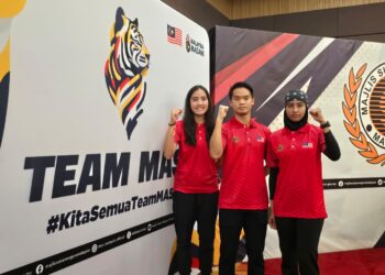 AIRA Azman (kanan), Ng Eain Yow dan Aifa Azman sewaktu menghadiri sidang media Fast Track Skuasy bersama Hannah Yeoh di Majlis Sukan Negara, Bukit Jalil, Kuala Lumpur, hari ini. - UTUSAN/AIZAWATI AHMAD