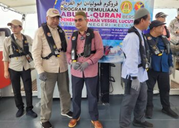 MOHD. Asri Mat Daud (tengah) bersama Pengarah JAHEAIK, Datuk Che Mohd. Rahim Jusoh (dua dari kiri) pada Program Pemuliaan Abu Al-Quran Bersama Penenggelaman Vessel Lucut Hak Agensi Penguatkuasaan Maritim Malaysia Kelantan di perairan Kuala Besar, Kota Bharu, Kelantan hari ini. UTUSAN/MUSTAQIM MOHAMED