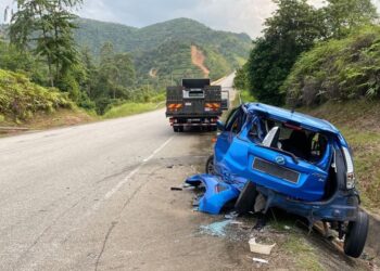 KEADAAN Kereta jenis Perodua Myvi yang dinaiki pasangan warga emas selepas terlibat dalam kemalangan di Kilometer 60, Jalan Gua Musang-Lojing di Gua Musang, Kelantan semalam.-IHSAN POLIS.