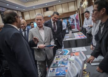 FADILLAH Yusof melawat tapak pameran selepas perasmian Seminar HR Management Strategies for Malaysia SMEs Winning HR and People Practices di Cyberjaya. - UTUSAN/FAIZ ALIF ZUBIR