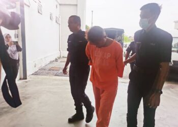 SUSPEK semasa dibawa untuk mendapatkan perintah reman di Mahkamah Kota Bharu, Kelantan hari ini.-UTUSAN/ROSLAWANI CHE SOH.