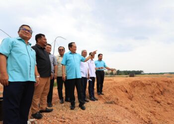 AHMAD Maslan (empat kanan) semasa meninjau pembinaan Taman Perindustrian Sistem Binaan Berindustri (IBS) di Sungai Bagan, Mcahang, Kelantan hari ini-UTUSAN/KAMARUL BISMI KAMARUZAMAN.