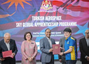 ZAMBRY Abd Kadir menyampaikan surat tawaran kepada pelajar universiti ketika Majlis Penyerahan Surat Tawaran Turkish Aerospace Sky Global Apprenticeship Program di MIGHT Hub di Putrajaya. - UTUSAN/FAIZ ALIF ZUBIR