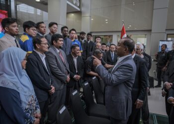 ZAMBRY Abdul Kadir hadir pada Majlis Penyerahan Surat Tawaran Sky Global Apprenticeship TUSAS di Cyberjaya. - UTUSAN/FAIZ ALIF ZUBIR
