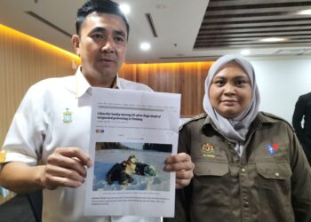 TISHRIN Muhamad Ismail (kanan) dan H'Ng Mooi Lye ketika sidang akhbar berkaitan isu kematian anjing liar di sekitar kawasan Tanjung Bungah di Georgetown, Pulau Pinang.