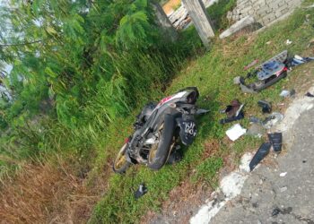 KEADAAN motosikal yang terbabit dalam kemalangan membabitkan tujuh buah kenderaan di Sepang, Selangor.