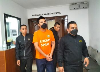 SEORANG kontraktor (dua dari kiri) direman selama lima hari bagi membantu siasatan berhubung satu kes tuntutan palsu membabitkan wang tunai berjumlah hampir RM20,000.