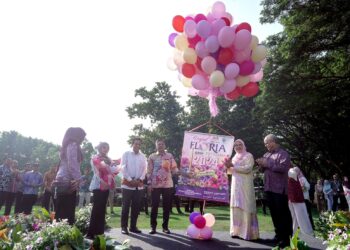 ZALIHA Mustafa (dua kanan) merasmikan Majlis Pra Pelancaran Festival Royal Floria Putrajaya 2024 di Putrajaya. - UTUSAN/FAISOL MUSTAFA