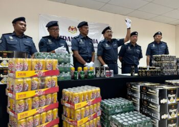 ROSELAN (tiga dari kanan) ketika sidang media mengenai rampasan minuman keras tersebut di Stor Penguatkuasaan Bagan Jermal, Butterworth, Pulau Pinang.