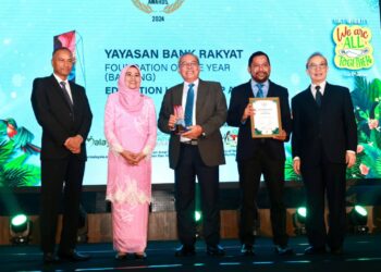 PHILIP Benedict Lasimbang (tiga dari kiri) dan Pengurus Besar YBR, Encik Syaiful Rizal Abdul Ghani (dua dari kanan) menerima anugerah ‘Best Foundation of The Year’ bagi tahun ke-3 di Sustainability and CSR Malaysia Awards 2024.