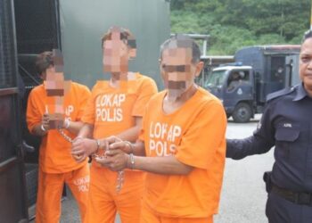 TIGA suspek kes langgar kenderaan polis dibawa ke mahkamah untuk tahanan reman di Mahkamah Majistret, Johor Bahru, hari ini. - UTUSAN/RAJA JAAFAR ALI
