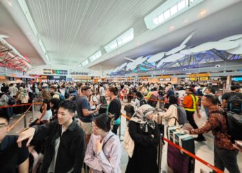 Gambar yang dimuat naik pengguna media sosial memaparkan suasana sesak di KLIA 2 setakat petang ini kerana gangguan IT yang menjejaskan perkhidmatan di seluruh kaunter daftar masuk