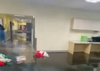 TANGKAP layar yang menunjukkan bilik bersalin Hospital USM Kubang Kerian, Kelantan yang digenangi air akibat kebocoran pada saluran air.