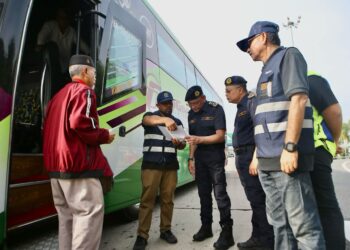 STIEN Van Lutam (tengah) meninjau Op Khas Bersepadu Kenderaan Pelancongan dan Perkhidmatan Awam 2024 di Plaza Tol Hutan Kampung arah utara di Alor Setar. - UTUSAN/ SHAHIR NOORDIN