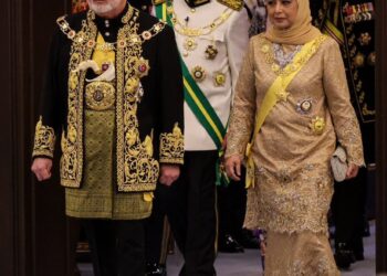 Yang di-Pertuan Agong Sultan Ibrahim dan Raja Permaisuri Raja Zarith Sofiah berkenan berangkat pada Istiadat Pertabalan Yang di-Pertuan Agong ke-17 di Istana Negara hari ini.-BERNAMA