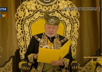 SULTAN Ibrahim dalam lafaz ikrar sempena Istiadat Pertabalan sebagai Yang di-Pertuan Agong Ke-17 di Istana Negara hari ini.