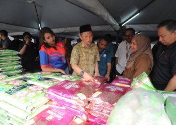 Lilis Saslinda Pornomo (kanan) bersama Dr. Mokhtar Pungut@Ahmad meninjau jualan Rahmah  pada sesi walkabout Program Jualan Rahmah (PJR) Madani di Hospital Sultanah Aminah (HSA), Johor Bahru hari ini. -UTUSAN/RAJA JAAFAR ALI
