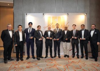 Shekhar Balasubramaniam  (lima dari kanan) bersama- sama 
Pegawai kanan Kumpulan QI dan kepimpinan kanan Bank Pembangunan Malaysia Bhd 
selepas menerima Anugerah Berita Kewangan Islamik di Dubai baru- baru ini.