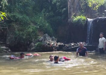 Seorang remaja perempuan mati lemas ketika mandi-manda dengan adik beradiknya di anak sungai di Taman Pulai Perdana, Skudai, semalam.