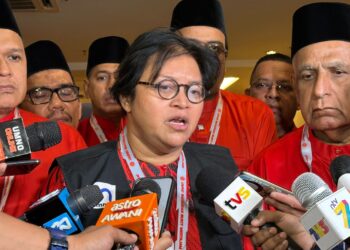AZALINA Othman Said (tengah) ketika ditemui pemberita di Hotel Ixora, Perai, Pulau Pinang.-UTUSAN/SITI NUR MAS ERAH AMRAN