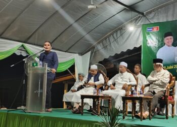 RADZI Jidin semasa menyampaikan ucapan semasa Ceramah Gelombang Selamatkan Malaysia dan Pelancaran Jentera PRK Nenggiri di Markas Pas Limau Kasturi 2, Gua Musang, Kelantan malam tadi-UTUSAN/YATIMIN ABDULLAH.