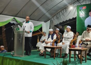 TAKIYUDIN Hassan semasa  menyampaikan ucapan semasa Ceramah Gelombang Selamatkan Malaysia dan Pelancaran Jentera PRK Nenggiri di Markas Pas Limau Kasturi 2, Gua Musang, Kelantan malam tadi.-UTUSAN/YATIMIN ABDULLAH