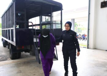 SUSPEK dibawa oleh polis untuk mendapatkan perintah tahanan reman di Mahkamah Kota Bharu, Kelantan hari ini-UTUSAN/KAMARUL BISMI KAMARUZAMAN.