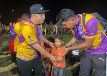 AHMAD Jazlan Yaakub (kiri) beramah mesra dengan anak-anak tadika Kemas semesa merasmikan  Hari Potensi Kemas Kelantan di Kompleks Sukan Universiti Malaysia Kelantan (UMK) Bachok, Kelantan malam tadi. UTUSAN/TOREK SULONG.