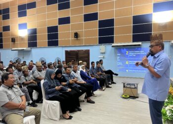 RAMLI Mohd. Nor (kanan) menerangkan kepentingan Pindaan Perlembagaan Persekutuan berkaitan isu pemilikan tanah Orang Asli kepada masyarakat Orang Asli di Dewan Bonda Yah, Rancangan Pengumpulan Semula (RPS) Kuala Betis, Gua Musang, Kelantan, hari ini.UTUSAN/AIMUNI TUAN LAH.