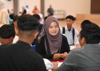 ANFAL Insyirah Abu Talib semasa melapor diri bagi mengikuti pengajian peringkat asasi sains di UMK Kampus Jeli, Kelantan hari ini.