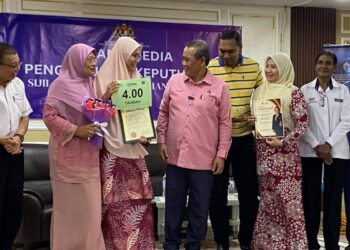AMINUDDIN Harun (tengah) dan Dr. Roslan (kiri) menyampaikan sijil  kepada pelajar cemerlang STPM 2023 Negeri Sembilan di SMK Mantin, Seremban hari ini.-UTUSAN/NOR SHAFAWATI YUP.