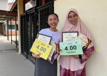 NUR Nilam Murni Mohd. Sharazat (kanan) dan Lee Shan Rou memperoleh keputusan cemerlang PNGK 4.00 dalam STPM 2023 ketika ditemui pada Majlis Pengumuman Keputusan STPM 2023 Negeri Sembilan di SMK Mantin, Seremban hari ini.-UTUSAN/ NOR SHAFAWATI YUP.