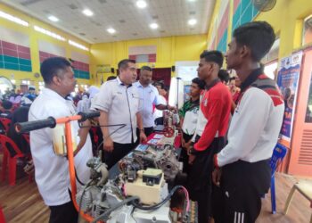 ANTHONY Loke Siew Fook melawat reruai pelajar yang terlibat dalam program TVET Permotoran@SMK Mantin di Seremban hari ini.