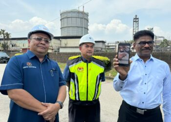 SUNDARAJOO (kanan) menunjukkan video aduan penduduk berhubung pencemaran udara di Perai, Butterworth, baru-baru ini