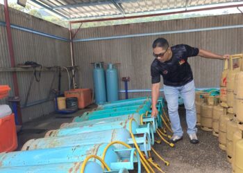 ANGGOTA penguat kuasa KPDN Negeri Sembilan melakukan pemeriksaan dalam serbuan ke atas sebuah premis tanpa nama yang menjalankan aktiviti penyelewengan LPG di Port Dickson.-GAMBAR/IHSAN KPDN.