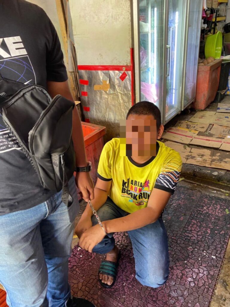 Deretan kedai PATI di Segambut Dalam diserbu imigresen Deretan kedai PATI di Segambut Dalam diserbu imigresen