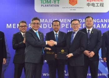 AHMAD Samsuri Mokhtar (tengah) menyaksikan majlis MoU antara TDM-YT Plantation Sdn. Bhd. dengan JAKS Solar Power Holdings Sdn. Bhd. di Kuala Terengganu, hari ini. - UTUSAN/KAMALIZA KAMARUDDIN