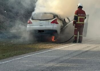 ANGGOTA bomba memadam kebakaran kereta dinaiki pasangan suami isteri yang terselamat dalam kejadian di Jalan Ambangan Height berdekatan Taman SP Saujana, Sungai Petani. - IHSAN POLIS