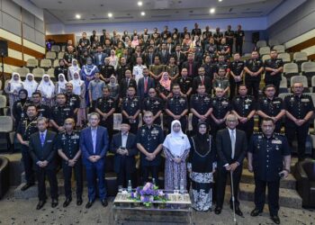 DATUK Seri Azri Ahmad (tengah barisan hadapan ) ketika Sambutan Satu Dekad Penubuhan JIPS di Dewan Threatratte, Bukit Aman.