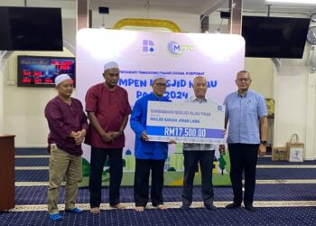 ZULKIFLEE Omar (dua dari kanan) menyampaikan sumbangan Kempen Masjid Hijau PAAB 2024 bernilai RM17,500 kepada wakil kariah Masjid Kampung Jimah Lama, Port Dickson hari ini.-UTUSAN/NOR SHAFAWATI YUP