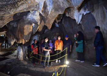 NICOLE Tan Lee Koon (empat dari kanan) dan Mohd. Faizal (tiga dari kanan) ketika mengadakan lawatan kerja ke Gua Pelangi di Felda Pasoh 4, Jelebu hari ini.