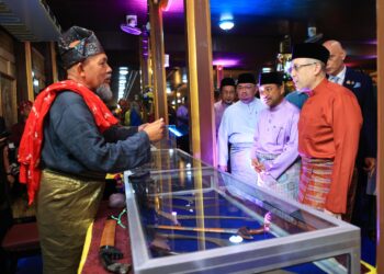 TENGKU Muhammad Fakhry Petra berkenan mencemar duli menyempurnakan majlis pengisytiharan keris dan sampir itu sempena Festival Keris dan Warisan Kelantan 2024 di Balai Rong Seri, Istana Balai Besar, Kota Bharu, Kelantan-UTUSAN/KAMARUL BISMI KAMARUZAMAN.