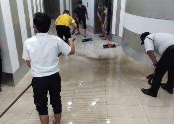 BEBERAPA pekerja dilihat sedang membersihkan limpahan tangki air berhampiran lif di Tingkat 27, di Komtar, George Town, Pulau Pinang.