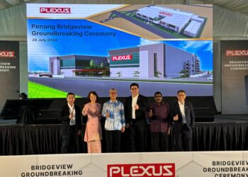TENGKU Zafrul (tiga dari kiri) ketika merasmikan majlis pecah tanah Plexus Bridgeview di Bandar Cassia, Batu Kawan, Pulau Pinang